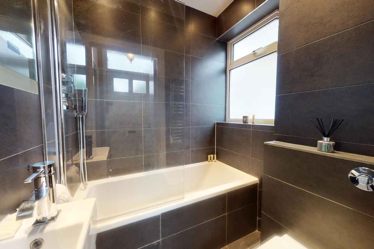 Super 1 Bedroom Flat In Hendon Near Middlesex University With Private Parking מראה חיצוני תמונה